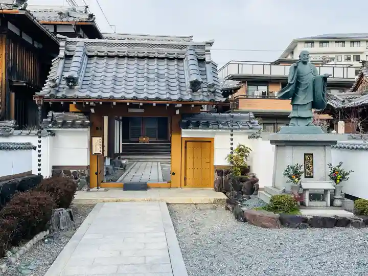 本正寺の{uncategorized: "未分類", other: "その他", undefined: "問題あり", building: "その他建物", grave: "お墓", sacred_gate: "鳥居", guardian: "狛犬", statue: "像", buddha: "仏像", history: "歴史", nature: "自然", garden: "庭園", animal: "動物", pagoda: "塔", temizu: "手水舎", mountain_gate: "山門・神門", sanctuary: "本殿・本堂", subordinate: "末社・摂社", art: "芸術", scenery: "景色", jizo: "地蔵", ema: "絵馬", goshuin: "御朱印", omikuji: "おみくじ", items: "授与品その他", amulet: "お守り", goshuincho: "御朱印帳", eats: "食事", festival: "お祭り", votive_dance: "神楽", shichigosan: "七五三参", wedding: "結婚式", experience: "体験その他", initially: "初詣", around: "周辺", anti_infection: "感染症対策"}