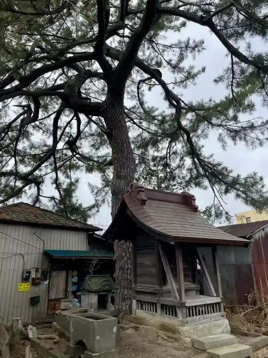 第六天神社の{uncategorized: "未分類", other: "その他", undefined: "問題あり", building: "その他建物", grave: "お墓", sacred_gate: "鳥居", guardian: "狛犬", statue: "像", buddha: "仏像", history: "歴史", nature: "自然", garden: "庭園", animal: "動物", pagoda: "塔", temizu: "手水舎", mountain_gate: "山門・神門", sanctuary: "本殿・本堂", subordinate: "末社・摂社", art: "芸術", scenery: "景色", jizo: "地蔵", ema: "絵馬", goshuin: "御朱印", omikuji: "おみくじ", items: "授与品その他", amulet: "お守り", goshuincho: "御朱印帳", eats: "食事", festival: "お祭り", votive_dance: "神楽", shichigosan: "七五三参", wedding: "結婚式", experience: "体験その他", initially: "初詣", around: "周辺", anti_infection: "感染症対策"}