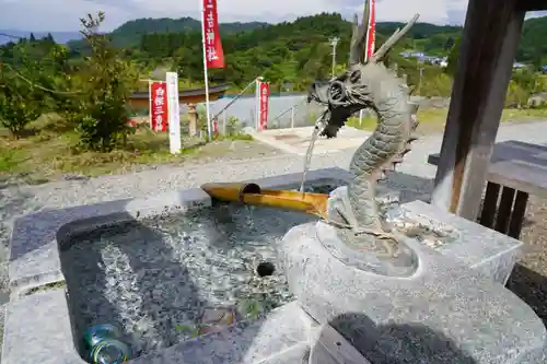 白根三吉神社の手水舎
