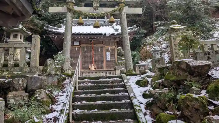 走落神社の{uncategorized: "未分類", other: "その他", undefined: "問題あり", building: "その他建物", grave: "お墓", sacred_gate: "鳥居", guardian: "狛犬", statue: "像", buddha: "仏像", history: "歴史", nature: "自然", garden: "庭園", animal: "動物", pagoda: "塔", temizu: "手水舎", mountain_gate: "山門・神門", sanctuary: "本殿・本堂", subordinate: "末社・摂社", art: "芸術", scenery: "景色", jizo: "地蔵", ema: "絵馬", goshuin: "御朱印", omikuji: "おみくじ", items: "授与品その他", amulet: "お守り", goshuincho: "御朱印帳", eats: "食事", festival: "お祭り", votive_dance: "神楽", shichigosan: "七五三参", wedding: "結婚式", experience: "体験その他", initially: "初詣", around: "周辺", anti_infection: "感染症対策"}