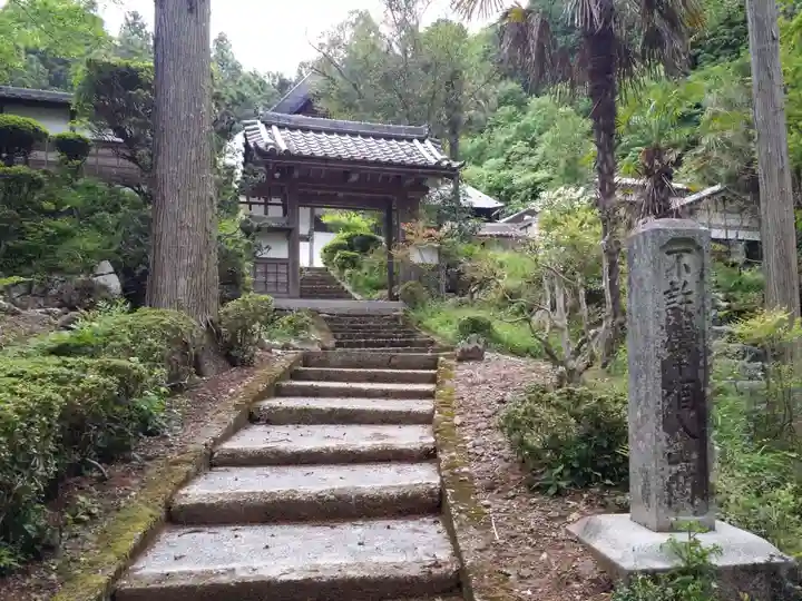 龍穏寺の山門・神門