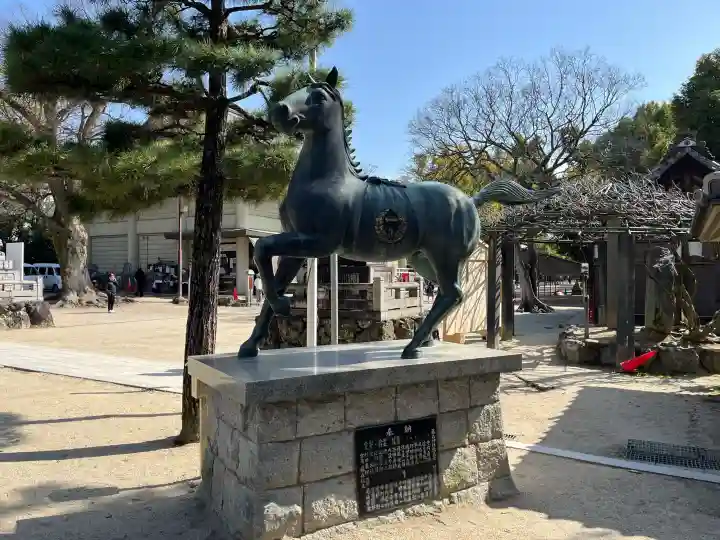藤森神社の{uncategorized: "未分類", other: "その他", undefined: "問題あり", building: "その他建物", grave: "お墓", sacred_gate: "鳥居", guardian: "狛犬", statue: "像", buddha: "仏像", history: "歴史", nature: "自然", garden: "庭園", animal: "動物", pagoda: "塔", temizu: "手水舎", mountain_gate: "山門・神門", sanctuary: "本殿・本堂", subordinate: "末社・摂社", art: "芸術", scenery: "景色", jizo: "地蔵", ema: "絵馬", goshuin: "御朱印", omikuji: "おみくじ", items: "授与品その他", amulet: "お守り", goshuincho: "御朱印帳", eats: "食事", festival: "お祭り", votive_dance: "神楽", shichigosan: "七五三参", wedding: "結婚式", experience: "体験その他", initially: "初詣", around: "周辺", anti_infection: "感染症対策"}