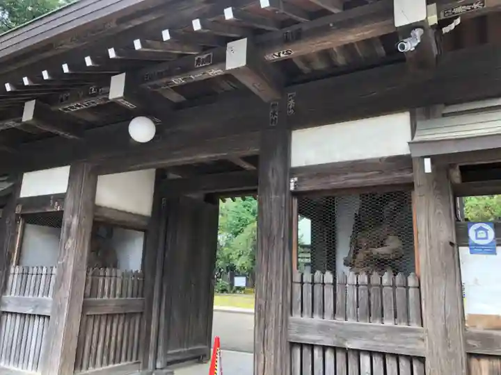 三会寺の山門・神門