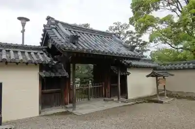 中宮寺の山門・神門