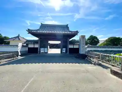 雲龍山 本證寺の山門・神門