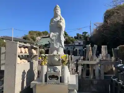 勧行寺の{uncategorized: "未分類", other: "その他", undefined: "問題あり", building: "その他建物", grave: "お墓", sacred_gate: "鳥居", guardian: "狛犬", statue: "像", buddha: "仏像", history: "歴史", nature: "自然", garden: "庭園", animal: "動物", pagoda: "塔", temizu: "手水舎", mountain_gate: "山門・神門", sanctuary: "本殿・本堂", subordinate: "末社・摂社", art: "芸術", scenery: "景色", jizo: "地蔵", ema: "絵馬", goshuin: "御朱印", omikuji: "おみくじ", items: "授与品その他", amulet: "お守り", goshuincho: "御朱印帳", eats: "食事", festival: "お祭り", votive_dance: "神楽", shichigosan: "七五三参", wedding: "結婚式", experience: "体験その他", initially: "初詣", around: "周辺", anti_infection: "感染症対策"}