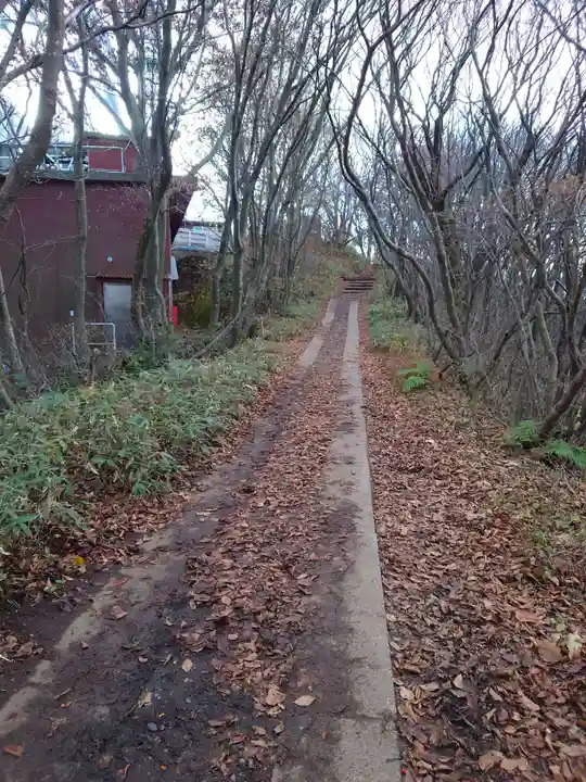 彌彦神社奥宮(御神廟)の周辺