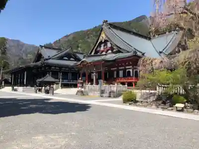 久遠寺の本殿・本堂