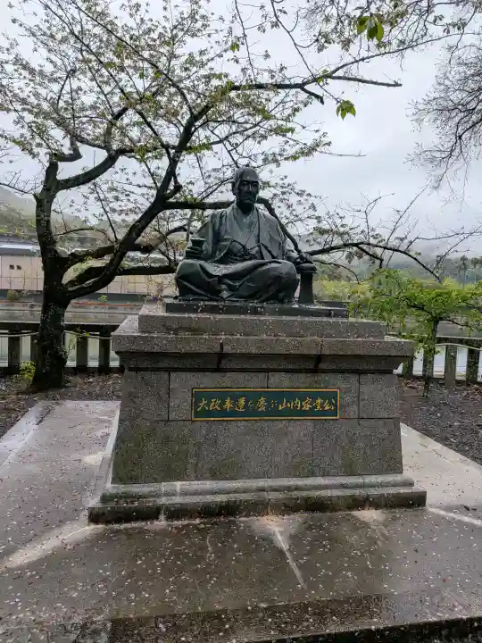 山内神社の{uncategorized: "未分類", other: "その他", undefined: "問題あり", building: "その他建物", grave: "お墓", sacred_gate: "鳥居", guardian: "狛犬", statue: "像", buddha: "仏像", history: "歴史", nature: "自然", garden: "庭園", animal: "動物", pagoda: "塔", temizu: "手水舎", mountain_gate: "山門・神門", sanctuary: "本殿・本堂", subordinate: "末社・摂社", art: "芸術", scenery: "景色", jizo: "地蔵", ema: "絵馬", goshuin: "御朱印", omikuji: "おみくじ", items: "授与品その他", amulet: "お守り", goshuincho: "御朱印帳", eats: "食事", festival: "お祭り", votive_dance: "神楽", shichigosan: "七五三参", wedding: "結婚式", experience: "体験その他", initially: "初詣", around: "周辺", anti_infection: "感染症対策"}