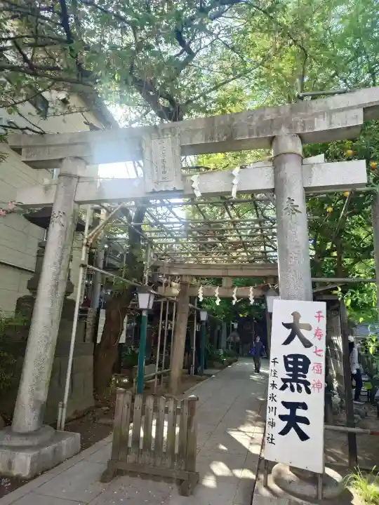 千住本氷川神社の{uncategorized: "未分類", other: "その他", undefined: "問題あり", building: "その他建物", grave: "お墓", sacred_gate: "鳥居", guardian: "狛犬", statue: "像", buddha: "仏像", history: "歴史", nature: "自然", garden: "庭園", animal: "動物", pagoda: "塔", temizu: "手水舎", mountain_gate: "山門・神門", sanctuary: "本殿・本堂", subordinate: "末社・摂社", art: "芸術", scenery: "景色", jizo: "地蔵", ema: "絵馬", goshuin: "御朱印", omikuji: "おみくじ", items: "授与品その他", amulet: "お守り", goshuincho: "御朱印帳", eats: "食事", festival: "お祭り", votive_dance: "神楽", shichigosan: "七五三参", wedding: "結婚式", experience: "体験その他", initially: "初詣", around: "周辺", anti_infection: "感染症対策"}