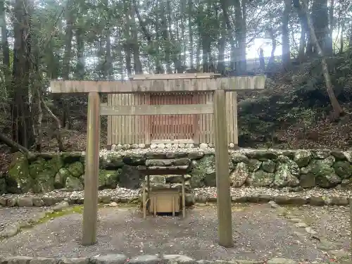 大山祇神社(伊勢神宮内宮)の{uncategorized: "未分類", other: "その他", undefined: "問題あり", building: "その他建物", grave: "お墓", sacred_gate: "鳥居", guardian: "狛犬", statue: "像", buddha: "仏像", history: "歴史", nature: "自然", garden: "庭園", animal: "動物", pagoda: "塔", temizu: "手水舎", mountain_gate: "山門・神門", sanctuary: "本殿・本堂", subordinate: "末社・摂社", art: "芸術", scenery: "景色", jizo: "地蔵", ema: "絵馬", goshuin: "御朱印", omikuji: "おみくじ", items: "授与品その他", amulet: "お守り", goshuincho: "御朱印帳", eats: "食事", festival: "お祭り", votive_dance: "神楽", shichigosan: "七五三参", wedding: "結婚式", experience: "体験その他", initially: "初詣", around: "周辺", anti_infection: "感染症対策"}