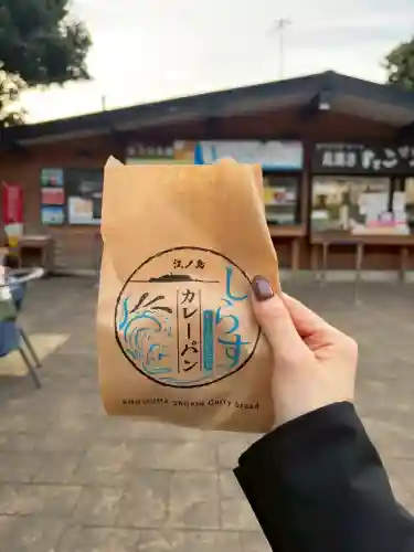 龍宮（江島神社）の{uncategorized: "未分類", other: "その他", undefined: "問題あり", building: "その他建物", grave: "お墓", sacred_gate: "鳥居", guardian: "狛犬", statue: "像", buddha: "仏像", history: "歴史", nature: "自然", garden: "庭園", animal: "動物", pagoda: "塔", temizu: "手水舎", mountain_gate: "山門・神門", sanctuary: "本殿・本堂", subordinate: "末社・摂社", art: "芸術", scenery: "景色", jizo: "地蔵", ema: "絵馬", goshuin: "御朱印", omikuji: "おみくじ", items: "授与品その他", amulet: "お守り", goshuincho: "御朱印帳", eats: "食事", festival: "お祭り", votive_dance: "神楽", shichigosan: "七五三参", wedding: "結婚式", experience: "体験その他", initially: "初詣", around: "周辺", anti_infection: "感染症対策"}