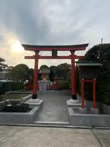 稲荷大明神（そごう横浜店・屋上）の鳥居