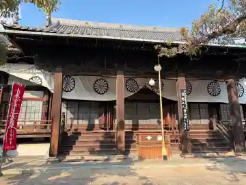 本興寺の{uncategorized: "未分類", other: "その他", undefined: "問題あり", building: "その他建物", grave: "お墓", sacred_gate: "鳥居", guardian: "狛犬", statue: "像", buddha: "仏像", history: "歴史", nature: "自然", garden: "庭園", animal: "動物", pagoda: "塔", temizu: "手水舎", mountain_gate: "山門・神門", sanctuary: "本殿・本堂", subordinate: "末社・摂社", art: "芸術", scenery: "景色", jizo: "地蔵", ema: "絵馬", goshuin: "御朱印", omikuji: "おみくじ", items: "授与品その他", amulet: "お守り", goshuincho: "御朱印帳", eats: "食事", festival: "お祭り", votive_dance: "神楽", shichigosan: "七五三参", wedding: "結婚式", experience: "体験その他", initially: "初詣", around: "周辺", anti_infection: "感染症対策"}