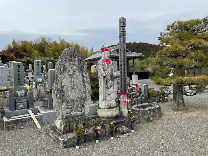浄福寺の{uncategorized: "未分類", other: "その他", undefined: "問題あり", building: "その他建物", grave: "お墓", sacred_gate: "鳥居", guardian: "狛犬", statue: "像", buddha: "仏像", history: "歴史", nature: "自然", garden: "庭園", animal: "動物", pagoda: "塔", temizu: "手水舎", mountain_gate: "山門・神門", sanctuary: "本殿・本堂", subordinate: "末社・摂社", art: "芸術", scenery: "景色", jizo: "地蔵", ema: "絵馬", goshuin: "御朱印", omikuji: "おみくじ", items: "授与品その他", amulet: "お守り", goshuincho: "御朱印帳", eats: "食事", festival: "お祭り", votive_dance: "神楽", shichigosan: "七五三参", wedding: "結婚式", experience: "体験その他", initially: "初詣", around: "周辺", anti_infection: "感染症対策"}