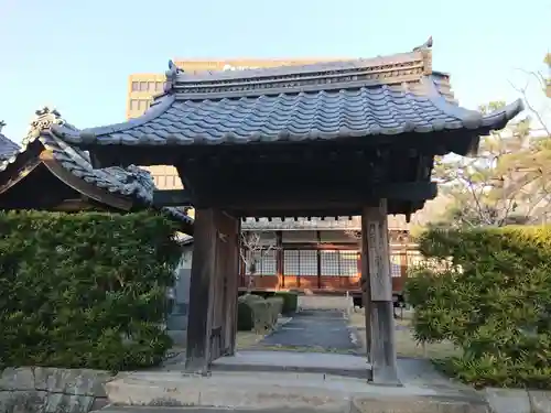 東泉寺の山門