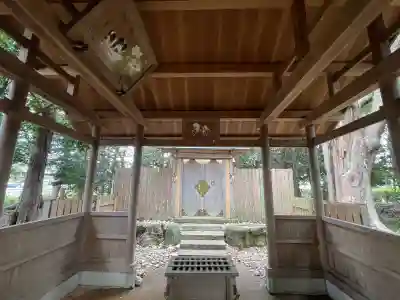 上長屋神社の{uncategorized: "未分類", other: "その他", undefined: "問題あり", building: "その他建物", grave: "お墓", sacred_gate: "鳥居", guardian: "狛犬", statue: "像", buddha: "仏像", history: "歴史", nature: "自然", garden: "庭園", animal: "動物", pagoda: "塔", temizu: "手水舎", mountain_gate: "山門・神門", sanctuary: "本殿・本堂", subordinate: "末社・摂社", art: "芸術", scenery: "景色", jizo: "地蔵", ema: "絵馬", goshuin: "御朱印", omikuji: "おみくじ", items: "授与品その他", amulet: "お守り", goshuincho: "御朱印帳", eats: "食事", festival: "お祭り", votive_dance: "神楽", shichigosan: "七五三参", wedding: "結婚式", experience: "体験その他", initially: "初詣", around: "周辺", anti_infection: "感染症対策"}