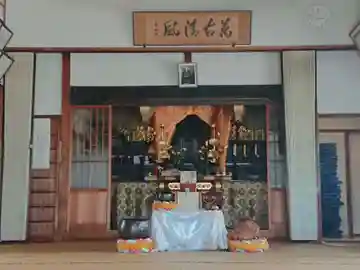 根石寺の本殿・本堂