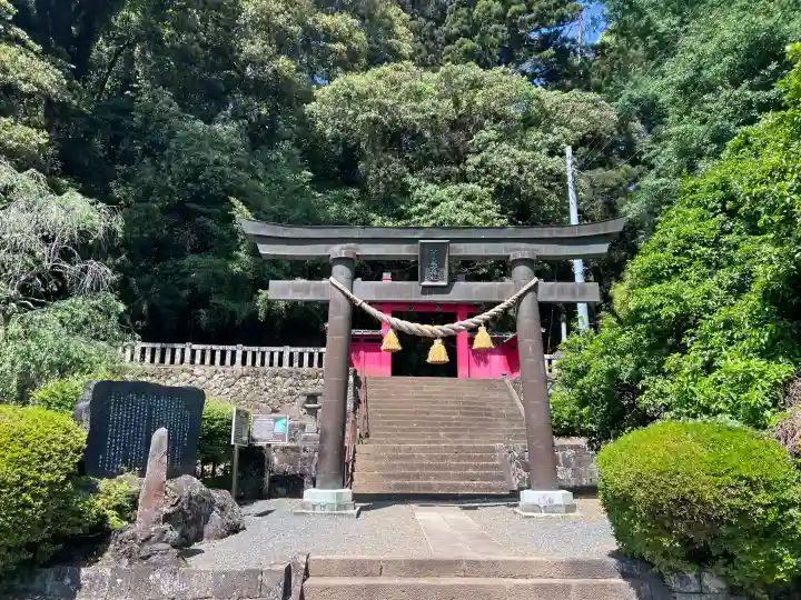 八幡宮來宮神社の{uncategorized: "未分類", other: "その他", undefined: "問題あり", building: "その他建物", grave: "お墓", sacred_gate: "鳥居", guardian: "狛犬", statue: "像", buddha: "仏像", history: "歴史", nature: "自然", garden: "庭園", animal: "動物", pagoda: "塔", temizu: "手水舎", mountain_gate: "山門・神門", sanctuary: "本殿・本堂", subordinate: "末社・摂社", art: "芸術", scenery: "景色", jizo: "地蔵", ema: "絵馬", goshuin: "御朱印", omikuji: "おみくじ", items: "授与品その他", amulet: "お守り", goshuincho: "御朱印帳", eats: "食事", festival: "お祭り", votive_dance: "神楽", shichigosan: "七五三参", wedding: "結婚式", experience: "体験その他", initially: "初詣", around: "周辺", anti_infection: "感染症対策"}