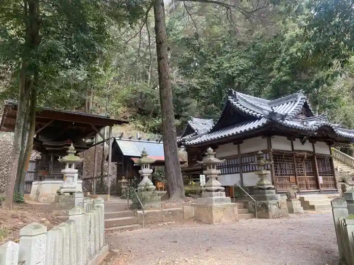 粒坐天照神社の{uncategorized: "未分類", other: "その他", undefined: "問題あり", building: "その他建物", grave: "お墓", sacred_gate: "鳥居", guardian: "狛犬", statue: "像", buddha: "仏像", history: "歴史", nature: "自然", garden: "庭園", animal: "動物", pagoda: "塔", temizu: "手水舎", mountain_gate: "山門・神門", sanctuary: "本殿・本堂", subordinate: "末社・摂社", art: "芸術", scenery: "景色", jizo: "地蔵", ema: "絵馬", goshuin: "御朱印", omikuji: "おみくじ", items: "授与品その他", amulet: "お守り", goshuincho: "御朱印帳", eats: "食事", festival: "お祭り", votive_dance: "神楽", shichigosan: "七五三参", wedding: "結婚式", experience: "体験その他", initially: "初詣", around: "周辺", anti_infection: "感染症対策"}