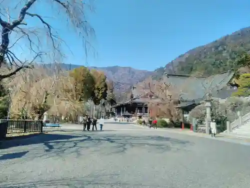 久遠寺の本殿・本堂