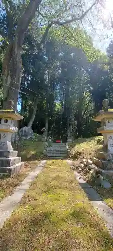 熊野神社の{uncategorized: "未分類", other: "その他", undefined: "問題あり", building: "その他建物", grave: "お墓", sacred_gate: "鳥居", guardian: "狛犬", statue: "像", buddha: "仏像", history: "歴史", nature: "自然", garden: "庭園", animal: "動物", pagoda: "塔", temizu: "手水舎", mountain_gate: "山門・神門", sanctuary: "本殿・本堂", subordinate: "末社・摂社", art: "芸術", scenery: "景色", jizo: "地蔵", ema: "絵馬", goshuin: "御朱印", omikuji: "おみくじ", items: "授与品その他", amulet: "お守り", goshuincho: "御朱印帳", eats: "食事", festival: "お祭り", votive_dance: "神楽", shichigosan: "七五三参", wedding: "結婚式", experience: "体験その他", initially: "初詣", around: "周辺", anti_infection: "感染症対策"}