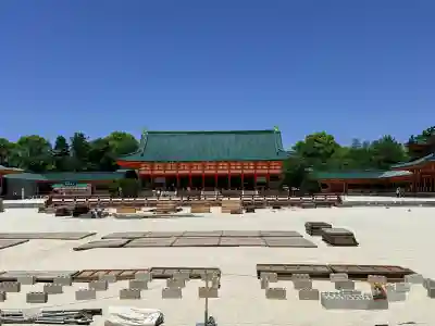 平安神宮の{uncategorized: "未分類", other: "その他", undefined: "問題あり", building: "その他建物", grave: "お墓", sacred_gate: "鳥居", guardian: "狛犬", statue: "像", buddha: "仏像", history: "歴史", nature: "自然", garden: "庭園", animal: "動物", pagoda: "塔", temizu: "手水舎", mountain_gate: "山門・神門", sanctuary: "本殿・本堂", subordinate: "末社・摂社", art: "芸術", scenery: "景色", jizo: "地蔵", ema: "絵馬", goshuin: "御朱印", omikuji: "おみくじ", items: "授与品その他", amulet: "お守り", goshuincho: "御朱印帳", eats: "食事", festival: "お祭り", votive_dance: "神楽", shichigosan: "七五三参", wedding: "結婚式", experience: "体験その他", initially: "初詣", around: "周辺", anti_infection: "感染症対策"}