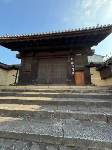 三十三間堂本坊　妙法院門跡の{uncategorized: "未分類", other: "その他", undefined: "問題あり", building: "その他建物", grave: "お墓", sacred_gate: "鳥居", guardian: "狛犬", statue: "像", buddha: "仏像", history: "歴史", nature: "自然", garden: "庭園", animal: "動物", pagoda: "塔", temizu: "手水舎", mountain_gate: "山門・神門", sanctuary: "本殿・本堂", subordinate: "末社・摂社", art: "芸術", scenery: "景色", jizo: "地蔵", ema: "絵馬", goshuin: "御朱印", omikuji: "おみくじ", items: "授与品その他", amulet: "お守り", goshuincho: "御朱印帳", eats: "食事", festival: "お祭り", votive_dance: "神楽", shichigosan: "七五三参", wedding: "結婚式", experience: "体験その他", initially: "初詣", around: "周辺", anti_infection: "感染症対策"}