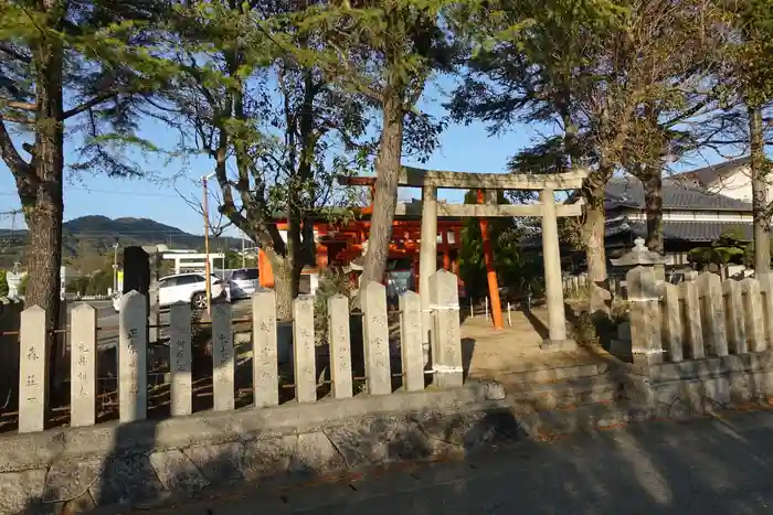 緋之本稲荷神社の鳥居