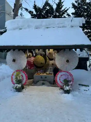 札幌諏訪神社の{uncategorized: "未分類", other: "その他", undefined: "問題あり", building: "その他建物", grave: "お墓", sacred_gate: "鳥居", guardian: "狛犬", statue: "像", buddha: "仏像", history: "歴史", nature: "自然", garden: "庭園", animal: "動物", pagoda: "塔", temizu: "手水舎", mountain_gate: "山門・神門", sanctuary: "本殿・本堂", subordinate: "末社・摂社", art: "芸術", scenery: "景色", jizo: "地蔵", ema: "絵馬", goshuin: "御朱印", omikuji: "おみくじ", items: "授与品その他", amulet: "お守り", goshuincho: "御朱印帳", eats: "食事", festival: "お祭り", votive_dance: "神楽", shichigosan: "七五三参", wedding: "結婚式", experience: "体験その他", initially: "初詣", around: "周辺", anti_infection: "感染症対策"}
