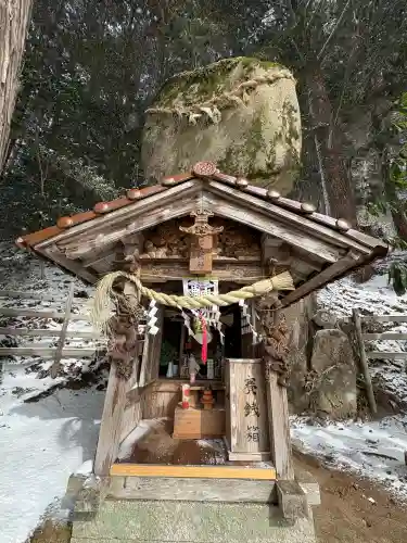 重岩大明神の{uncategorized: "未分類", other: "その他", undefined: "問題あり", building: "その他建物", grave: "お墓", sacred_gate: "鳥居", guardian: "狛犬", statue: "像", buddha: "仏像", history: "歴史", nature: "自然", garden: "庭園", animal: "動物", pagoda: "塔", temizu: "手水舎", mountain_gate: "山門・神門", sanctuary: "本殿・本堂", subordinate: "末社・摂社", art: "芸術", scenery: "景色", jizo: "地蔵", ema: "絵馬", goshuin: "御朱印", omikuji: "おみくじ", items: "授与品その他", amulet: "お守り", goshuincho: "御朱印帳", eats: "食事", festival: "お祭り", votive_dance: "神楽", shichigosan: "七五三参", wedding: "結婚式", experience: "体験その他", initially: "初詣", around: "周辺", anti_infection: "感染症対策"}