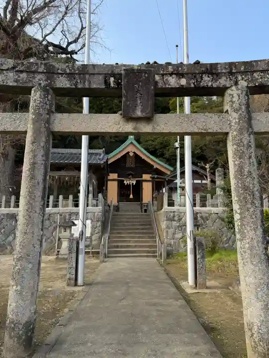 四所神社の{uncategorized: "未分類", other: "その他", undefined: "問題あり", building: "その他建物", grave: "お墓", sacred_gate: "鳥居", guardian: "狛犬", statue: "像", buddha: "仏像", history: "歴史", nature: "自然", garden: "庭園", animal: "動物", pagoda: "塔", temizu: "手水舎", mountain_gate: "山門・神門", sanctuary: "本殿・本堂", subordinate: "末社・摂社", art: "芸術", scenery: "景色", jizo: "地蔵", ema: "絵馬", goshuin: "御朱印", omikuji: "おみくじ", items: "授与品その他", amulet: "お守り", goshuincho: "御朱印帳", eats: "食事", festival: "お祭り", votive_dance: "神楽", shichigosan: "七五三参", wedding: "結婚式", experience: "体験その他", initially: "初詣", around: "周辺", anti_infection: "感染症対策"}