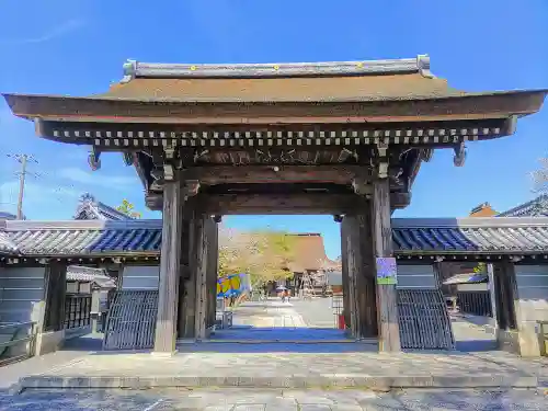 曼陀羅寺の山門