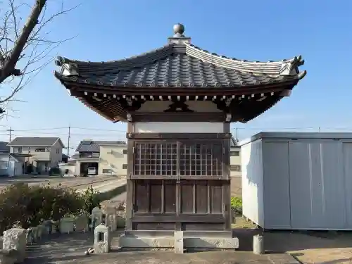 地蔵堂(千僧供古墳 地蔵尊)の{uncategorized: "未分類", other: "その他", undefined: "問題あり", building: "その他建物", grave: "お墓", sacred_gate: "鳥居", guardian: "狛犬", statue: "像", buddha: "仏像", history: "歴史", nature: "自然", garden: "庭園", animal: "動物", pagoda: "塔", temizu: "手水舎", mountain_gate: "山門・神門", sanctuary: "本殿・本堂", subordinate: "末社・摂社", art: "芸術", scenery: "景色", jizo: "地蔵", ema: "絵馬", goshuin: "御朱印", omikuji: "おみくじ", items: "授与品その他", amulet: "お守り", goshuincho: "御朱印帳", eats: "食事", festival: "お祭り", votive_dance: "神楽", shichigosan: "七五三参", wedding: "結婚式", experience: "体験その他", initially: "初詣", around: "周辺", anti_infection: "感染症対策"}