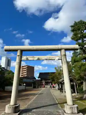 三社神社の{uncategorized: "未分類", other: "その他", undefined: "問題あり", building: "その他建物", grave: "お墓", sacred_gate: "鳥居", guardian: "狛犬", statue: "像", buddha: "仏像", history: "歴史", nature: "自然", garden: "庭園", animal: "動物", pagoda: "塔", temizu: "手水舎", mountain_gate: "山門・神門", sanctuary: "本殿・本堂", subordinate: "末社・摂社", art: "芸術", scenery: "景色", jizo: "地蔵", ema: "絵馬", goshuin: "御朱印", omikuji: "おみくじ", items: "授与品その他", amulet: "お守り", goshuincho: "御朱印帳", eats: "食事", festival: "お祭り", votive_dance: "神楽", shichigosan: "七五三参", wedding: "結婚式", experience: "体験その他", initially: "初詣", around: "周辺", anti_infection: "感染症対策"}