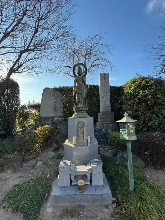 圓能寺の{uncategorized: "未分類", other: "その他", undefined: "問題あり", building: "その他建物", grave: "お墓", sacred_gate: "鳥居", guardian: "狛犬", statue: "像", buddha: "仏像", history: "歴史", nature: "自然", garden: "庭園", animal: "動物", pagoda: "塔", temizu: "手水舎", mountain_gate: "山門・神門", sanctuary: "本殿・本堂", subordinate: "末社・摂社", art: "芸術", scenery: "景色", jizo: "地蔵", ema: "絵馬", goshuin: "御朱印", omikuji: "おみくじ", items: "授与品その他", amulet: "お守り", goshuincho: "御朱印帳", eats: "食事", festival: "お祭り", votive_dance: "神楽", shichigosan: "七五三参", wedding: "結婚式", experience: "体験その他", initially: "初詣", around: "周辺", anti_infection: "感染症対策"}