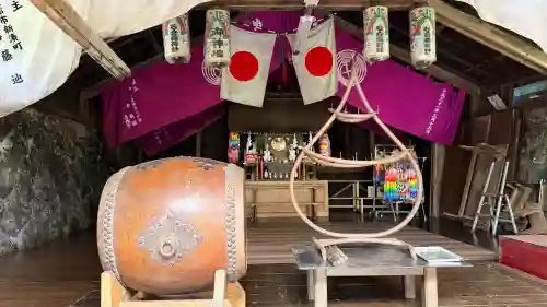 正一位石倉稲荷神社の{uncategorized: "未分類", other: "その他", undefined: "問題あり", building: "その他建物", grave: "お墓", sacred_gate: "鳥居", guardian: "狛犬", statue: "像", buddha: "仏像", history: "歴史", nature: "自然", garden: "庭園", animal: "動物", pagoda: "塔", temizu: "手水舎", mountain_gate: "山門・神門", sanctuary: "本殿・本堂", subordinate: "末社・摂社", art: "芸術", scenery: "景色", jizo: "地蔵", ema: "絵馬", goshuin: "御朱印", omikuji: "おみくじ", items: "授与品その他", amulet: "お守り", goshuincho: "御朱印帳", eats: "食事", festival: "お祭り", votive_dance: "神楽", shichigosan: "七五三参", wedding: "結婚式", experience: "体験その他", initially: "初詣", around: "周辺", anti_infection: "感染症対策"}