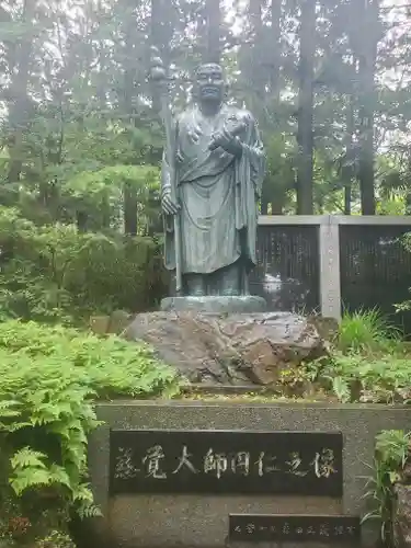 誕生寺の像