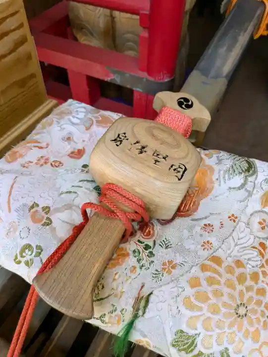 湯倉神社の{uncategorized: "未分類", other: "その他", undefined: "問題あり", building: "その他建物", grave: "お墓", sacred_gate: "鳥居", guardian: "狛犬", statue: "像", buddha: "仏像", history: "歴史", nature: "自然", garden: "庭園", animal: "動物", pagoda: "塔", temizu: "手水舎", mountain_gate: "山門・神門", sanctuary: "本殿・本堂", subordinate: "末社・摂社", art: "芸術", scenery: "景色", jizo: "地蔵", ema: "絵馬", goshuin: "御朱印", omikuji: "おみくじ", items: "授与品その他", amulet: "お守り", goshuincho: "御朱印帳", eats: "食事", festival: "お祭り", votive_dance: "神楽", shichigosan: "七五三参", wedding: "結婚式", experience: "体験その他", initially: "初詣", around: "周辺", anti_infection: "感染症対策"}