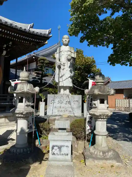 無量寺の{uncategorized: "未分類", other: "その他", undefined: "問題あり", building: "その他建物", grave: "お墓", sacred_gate: "鳥居", guardian: "狛犬", statue: "像", buddha: "仏像", history: "歴史", nature: "自然", garden: "庭園", animal: "動物", pagoda: "塔", temizu: "手水舎", mountain_gate: "山門・神門", sanctuary: "本殿・本堂", subordinate: "末社・摂社", art: "芸術", scenery: "景色", jizo: "地蔵", ema: "絵馬", goshuin: "御朱印", omikuji: "おみくじ", items: "授与品その他", amulet: "お守り", goshuincho: "御朱印帳", eats: "食事", festival: "お祭り", votive_dance: "神楽", shichigosan: "七五三参", wedding: "結婚式", experience: "体験その他", initially: "初詣", around: "周辺", anti_infection: "感染症対策"}
