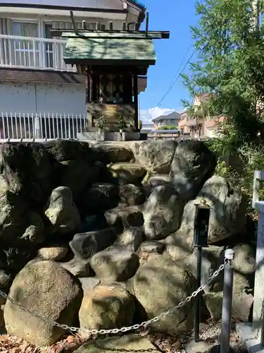 玉三稲荷神社の建物その他