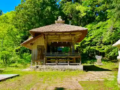 安久津八幡神社の{uncategorized: "未分類", other: "その他", undefined: "問題あり", building: "その他建物", grave: "お墓", sacred_gate: "鳥居", guardian: "狛犬", statue: "像", buddha: "仏像", history: "歴史", nature: "自然", garden: "庭園", animal: "動物", pagoda: "塔", temizu: "手水舎", mountain_gate: "山門・神門", sanctuary: "本殿・本堂", subordinate: "末社・摂社", art: "芸術", scenery: "景色", jizo: "地蔵", ema: "絵馬", goshuin: "御朱印", omikuji: "おみくじ", items: "授与品その他", amulet: "お守り", goshuincho: "御朱印帳", eats: "食事", festival: "お祭り", votive_dance: "神楽", shichigosan: "七五三参", wedding: "結婚式", experience: "体験その他", initially: "初詣", around: "周辺", anti_infection: "感染症対策"}