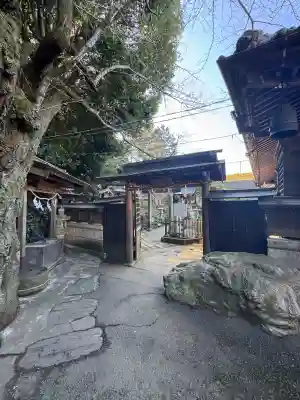 白蛇辨財天の{uncategorized: "未分類", other: "その他", undefined: "問題あり", building: "その他建物", grave: "お墓", sacred_gate: "鳥居", guardian: "狛犬", statue: "像", buddha: "仏像", history: "歴史", nature: "自然", garden: "庭園", animal: "動物", pagoda: "塔", temizu: "手水舎", mountain_gate: "山門・神門", sanctuary: "本殿・本堂", subordinate: "末社・摂社", art: "芸術", scenery: "景色", jizo: "地蔵", ema: "絵馬", goshuin: "御朱印", omikuji: "おみくじ", items: "授与品その他", amulet: "お守り", goshuincho: "御朱印帳", eats: "食事", festival: "お祭り", votive_dance: "神楽", shichigosan: "七五三参", wedding: "結婚式", experience: "体験その他", initially: "初詣", around: "周辺", anti_infection: "感染症対策"}