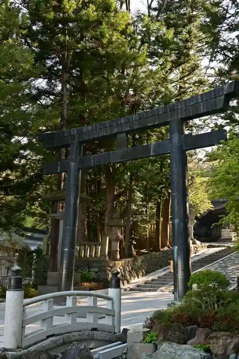 諏訪大社下社秋宮(長野県)