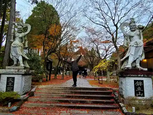 鉾立山天王院の像