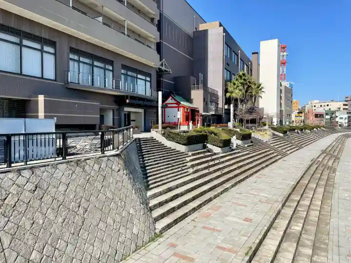 上土朝日稲荷神社の{uncategorized: "未分類", other: "その他", undefined: "問題あり", building: "その他建物", grave: "お墓", sacred_gate: "鳥居", guardian: "狛犬", statue: "像", buddha: "仏像", history: "歴史", nature: "自然", garden: "庭園", animal: "動物", pagoda: "塔", temizu: "手水舎", mountain_gate: "山門・神門", sanctuary: "本殿・本堂", subordinate: "末社・摂社", art: "芸術", scenery: "景色", jizo: "地蔵", ema: "絵馬", goshuin: "御朱印", omikuji: "おみくじ", items: "授与品その他", amulet: "お守り", goshuincho: "御朱印帳", eats: "食事", festival: "お祭り", votive_dance: "神楽", shichigosan: "七五三参", wedding: "結婚式", experience: "体験その他", initially: "初詣", around: "周辺", anti_infection: "感染症対策"}