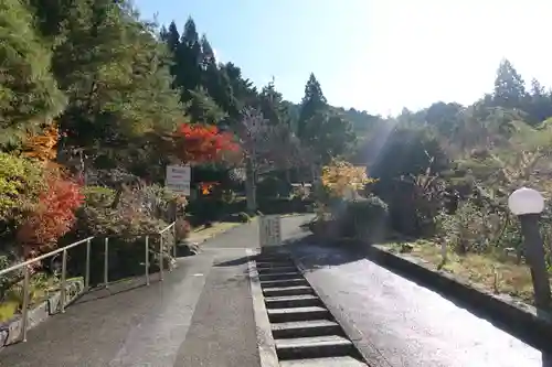 出世稲荷神社の庭園