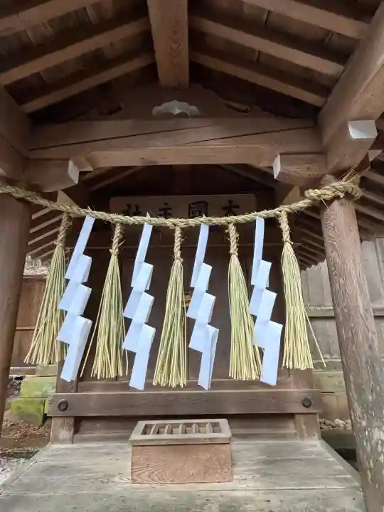 大國主社の{uncategorized: "未分類", other: "その他", undefined: "問題あり", building: "その他建物", grave: "お墓", sacred_gate: "鳥居", guardian: "狛犬", statue: "像", buddha: "仏像", history: "歴史", nature: "自然", garden: "庭園", animal: "動物", pagoda: "塔", temizu: "手水舎", mountain_gate: "山門・神門", sanctuary: "本殿・本堂", subordinate: "末社・摂社", art: "芸術", scenery: "景色", jizo: "地蔵", ema: "絵馬", goshuin: "御朱印", omikuji: "おみくじ", items: "授与品その他", amulet: "お守り", goshuincho: "御朱印帳", eats: "食事", festival: "お祭り", votive_dance: "神楽", shichigosan: "七五三参", wedding: "結婚式", experience: "体験その他", initially: "初詣", around: "周辺", anti_infection: "感染症対策"}