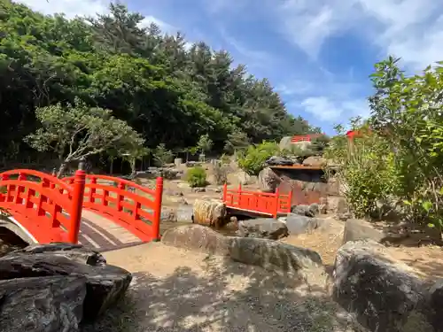 高山稲荷神社の庭園