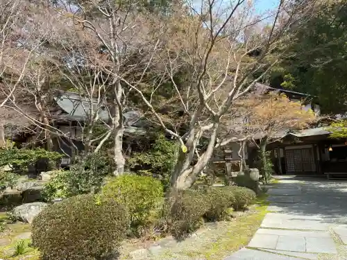 覚園寺の{uncategorized: "未分類", other: "その他", undefined: "問題あり", building: "その他建物", grave: "お墓", sacred_gate: "鳥居", guardian: "狛犬", statue: "像", buddha: "仏像", history: "歴史", nature: "自然", garden: "庭園", animal: "動物", pagoda: "塔", temizu: "手水舎", mountain_gate: "山門・神門", sanctuary: "本殿・本堂", subordinate: "末社・摂社", art: "芸術", scenery: "景色", jizo: "地蔵", ema: "絵馬", goshuin: "御朱印", omikuji: "おみくじ", items: "授与品その他", amulet: "お守り", goshuincho: "御朱印帳", eats: "食事", festival: "お祭り", votive_dance: "神楽", shichigosan: "七五三参", wedding: "結婚式", experience: "体験その他", initially: "初詣", around: "周辺", anti_infection: "感染症対策"}